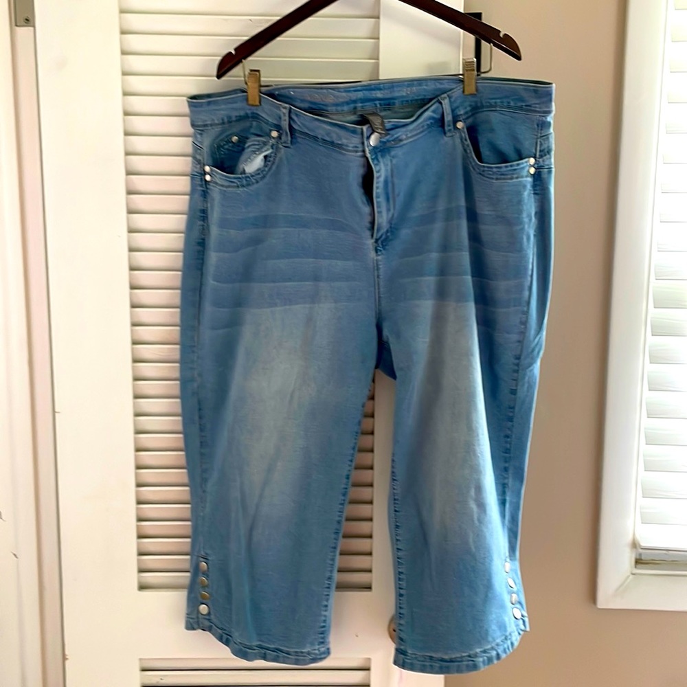 Never worn faded look avenue capri’s